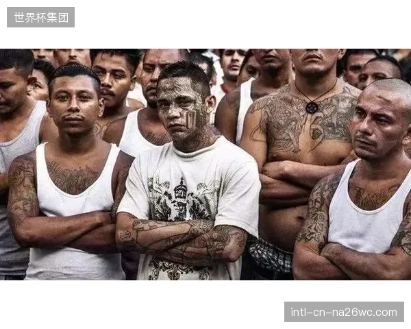 荷兰队高位逼抢直击墨西哥软肋，墨西哥中场出球稳定性将决定比赛走势。